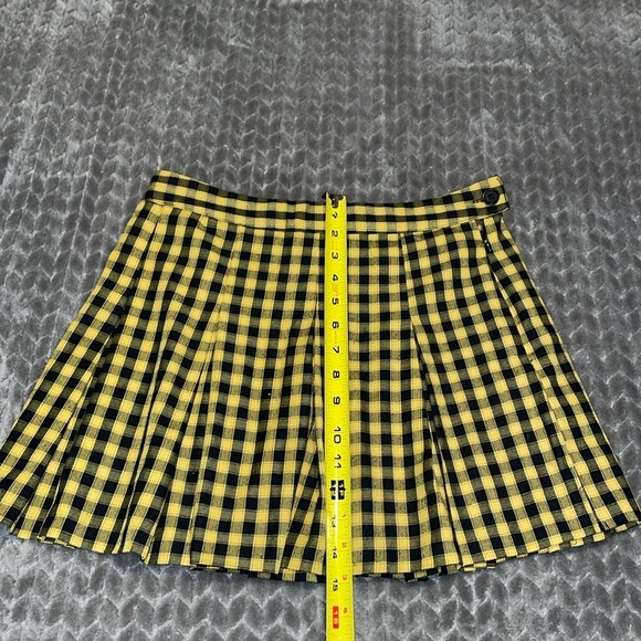 H&M Black and Gold Pleated mini skirt. Side zipper with button. Size 6 - Picture 5 of 5
